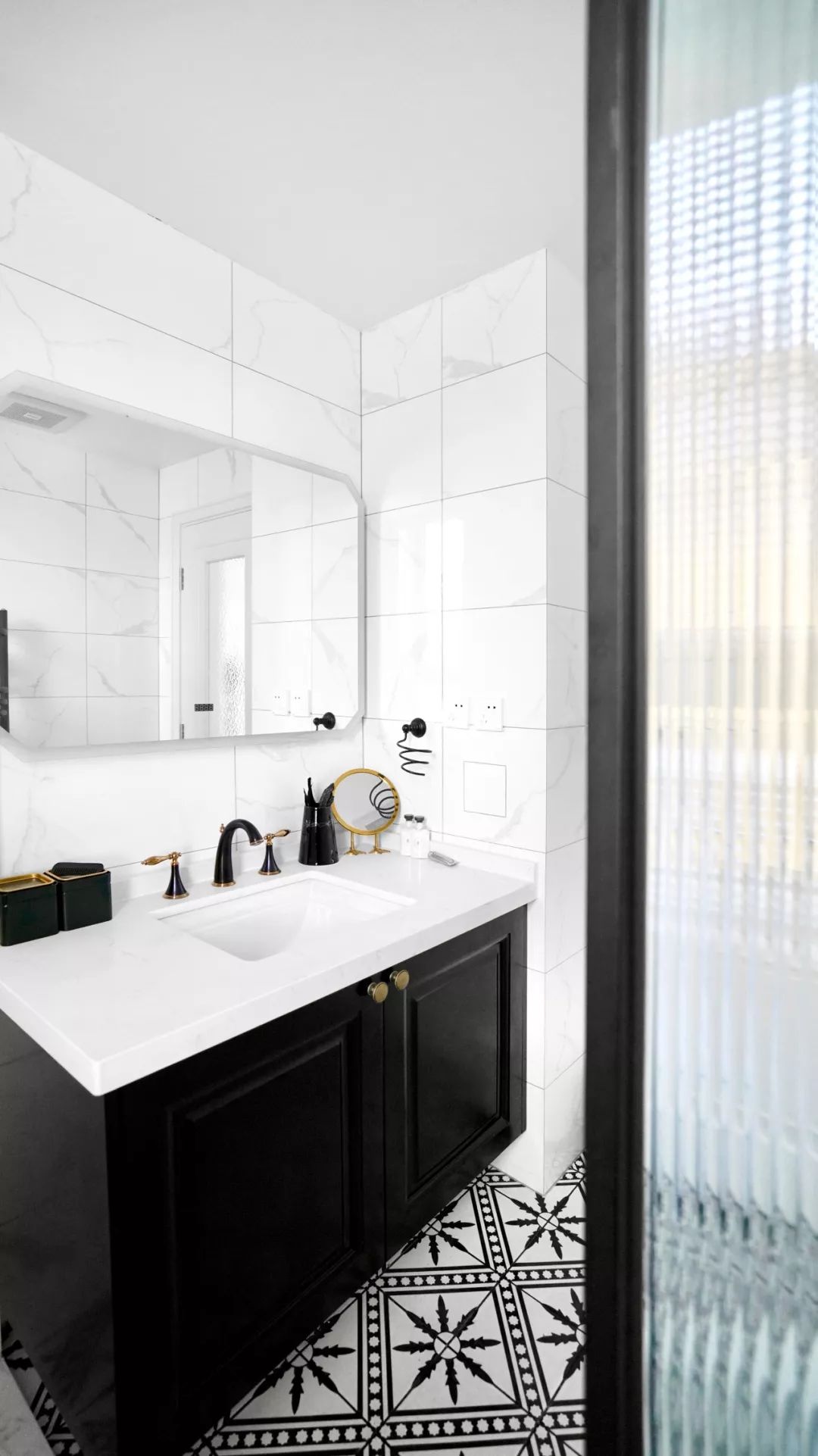 还买乌云壁纸呐?!他家藏着海外小众壁纸大全