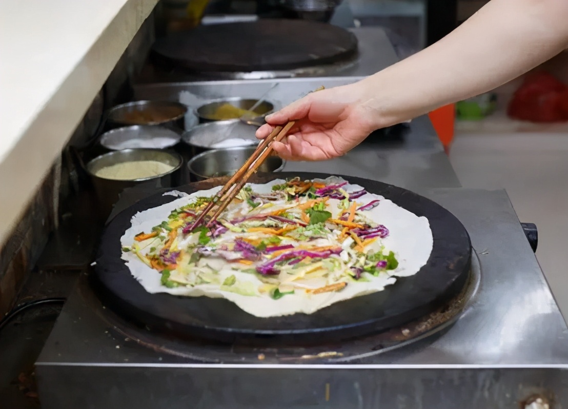 90后小伙子摆摊两个月收入70000元,街边摆摊一个月能赚多少钱