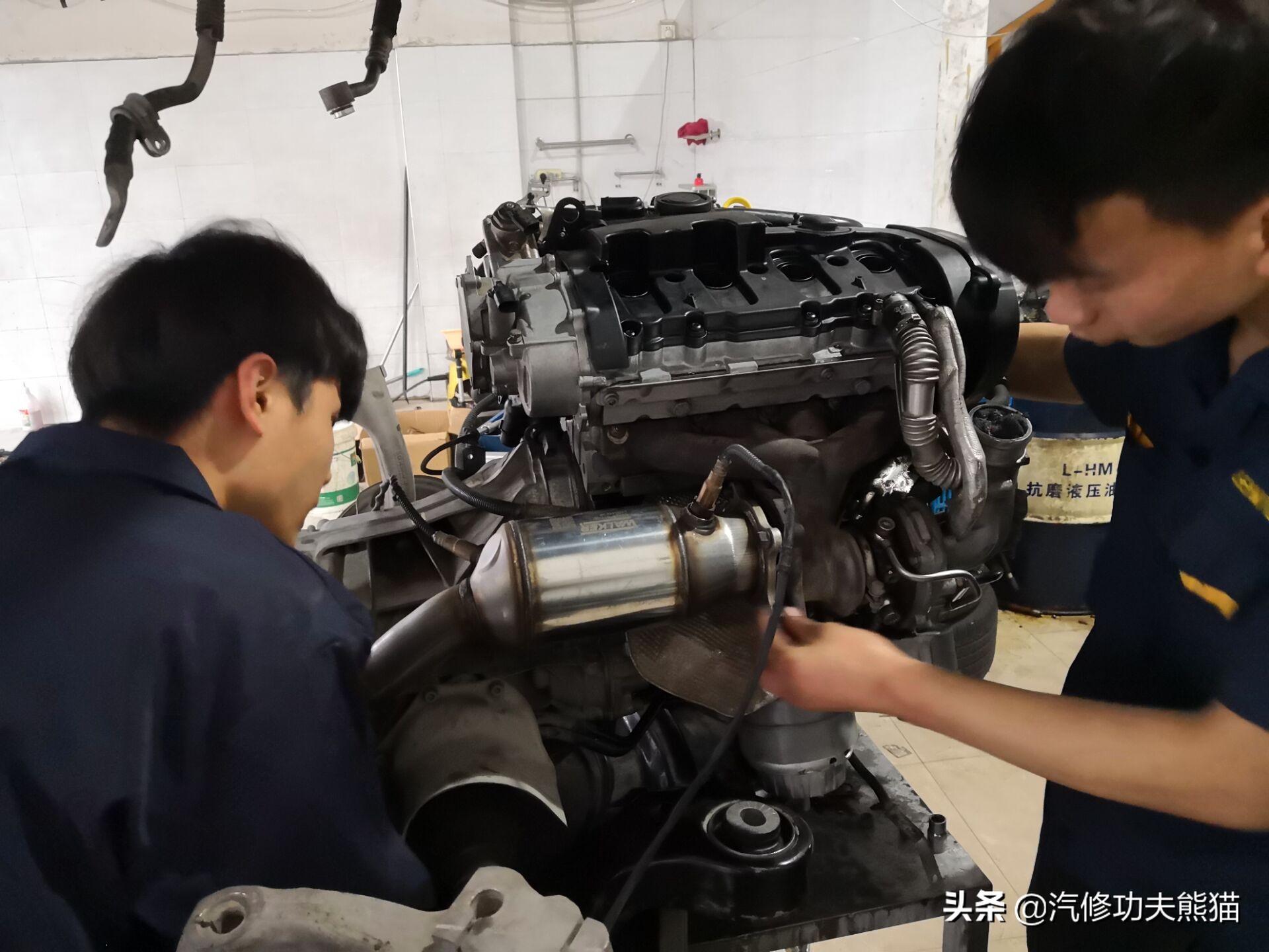 10年奥迪a6l2.0t烧机油维修,奥迪a6l2.0t烧机油吗