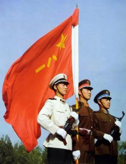 我军是哪年灰军装换装黄军装的,中国人民解放军几次换装的时间