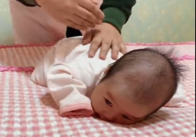 宝宝不爬就可以走吗,宝宝会爬不愿意爬怎么办