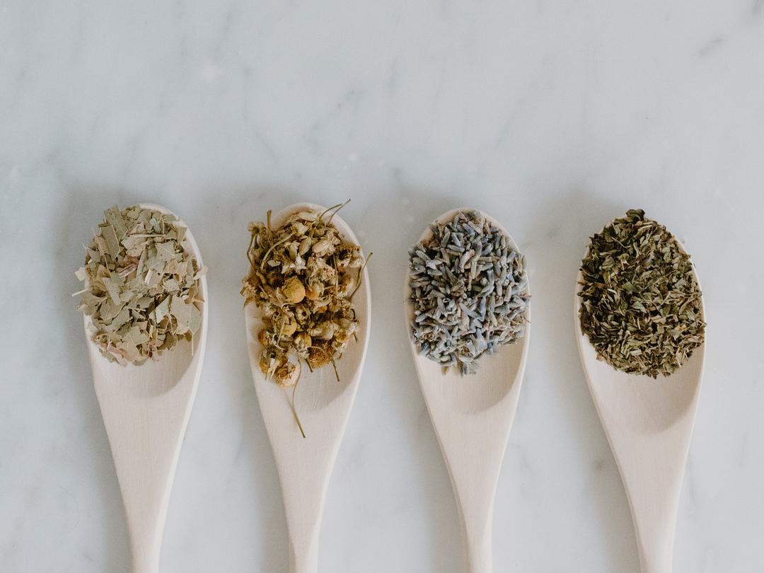 精油到底有用吗有美白的效果吗,薰衣草精油的功效与作用及副作用