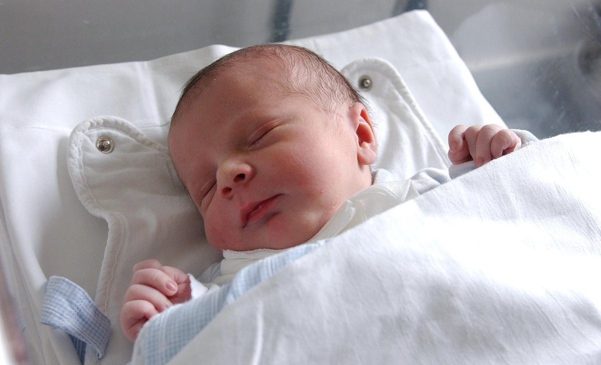 宝宝扁头、偏头,主要原因是家长,四个方法,塑造宝宝漂亮头型