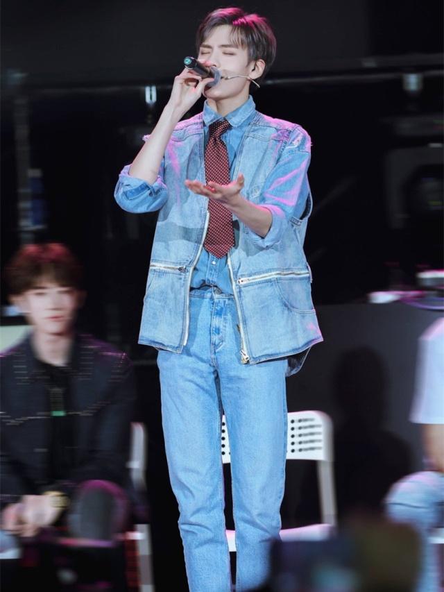 毕雯珺被朱正廷拉领带,朱正廷毕雯珺偶练总决赛拉领带