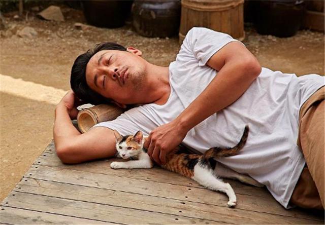 许三观卖血记的深度解析1分钟,活着和许三观卖血记的深度解析