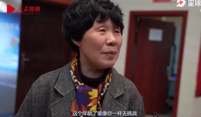 浙江65岁老奶奶通过职业魔方考级,65岁奶奶过魔方考级