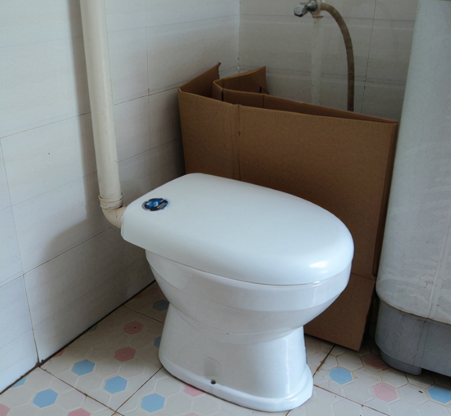 马桶边缘用什么胶才不会发霉发黑,马桶底部胶发黄去除妙招