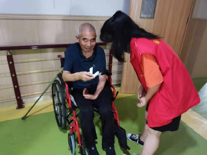 「颐和资讯」小小折纸,满满祝福——颐和社工折纸为长者送祝福