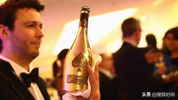 网友爆料王思聪夜店一晚消费30万,王思聪夜店花费4亿人民币