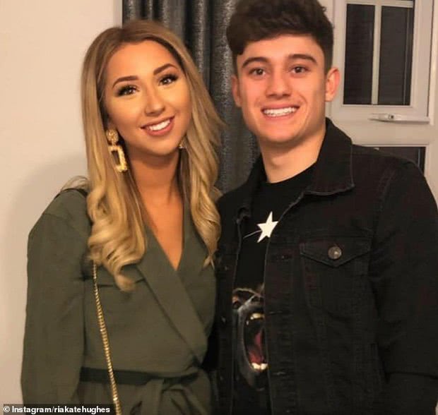 曼联1800万边锋加盟粉丝翻10倍!美貌女友曝光,送小狗做生日礼物