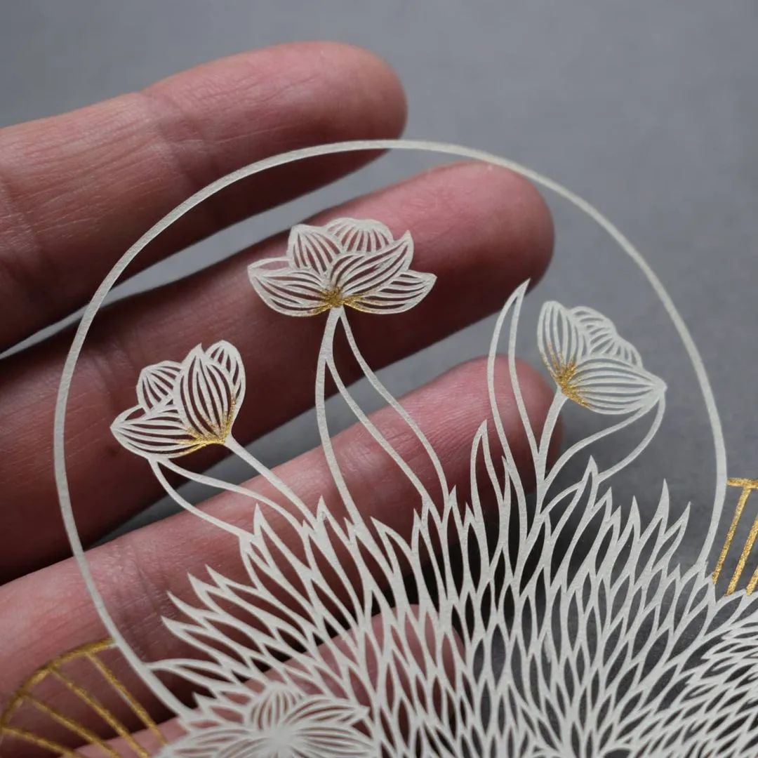 她被称为“刀王”，凭一把破刀，一张破纸，作品征服了全世界