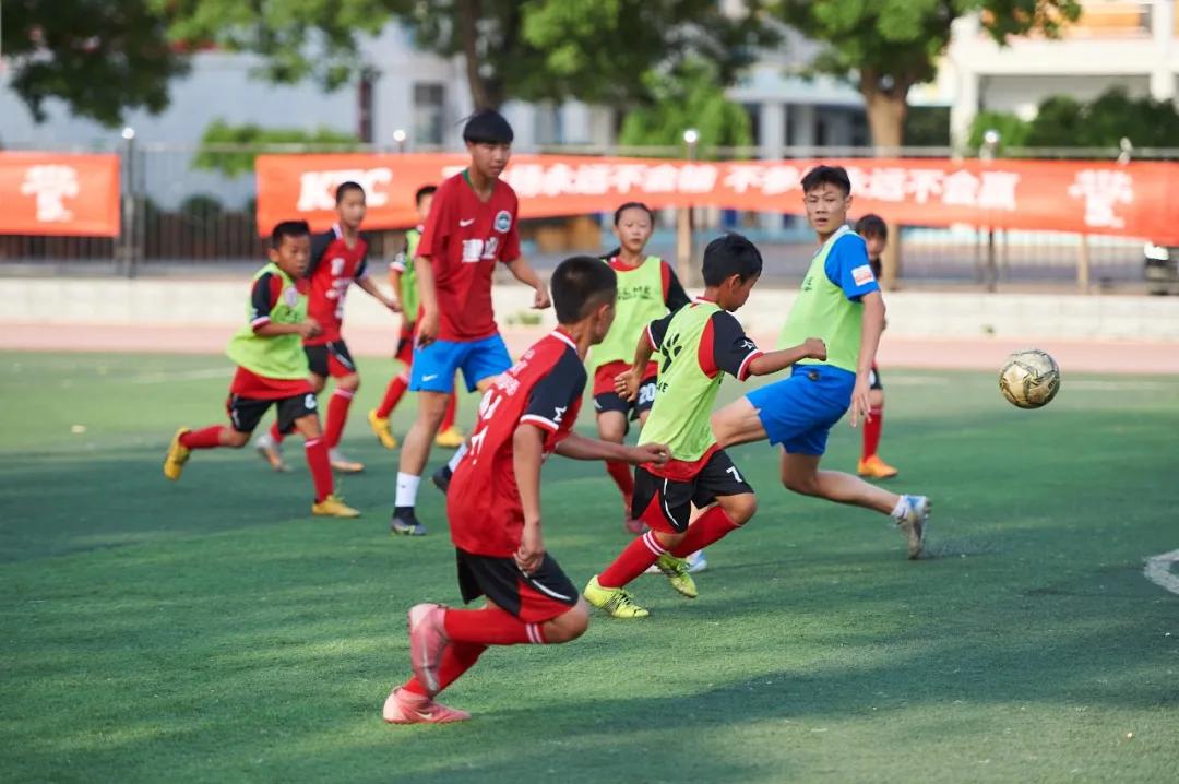 小小的足球装着美好的童年和梦想,小小足球承载着孩子的欢乐与梦想