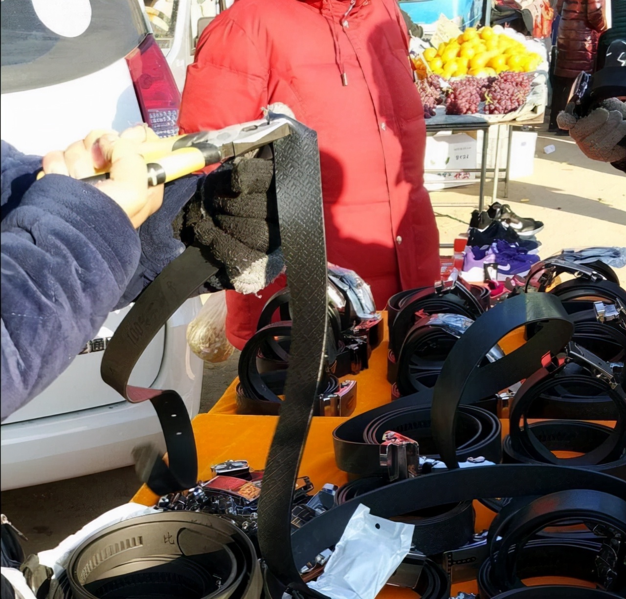 农村现割牛皮带,农村集市20元一根现割牛皮带