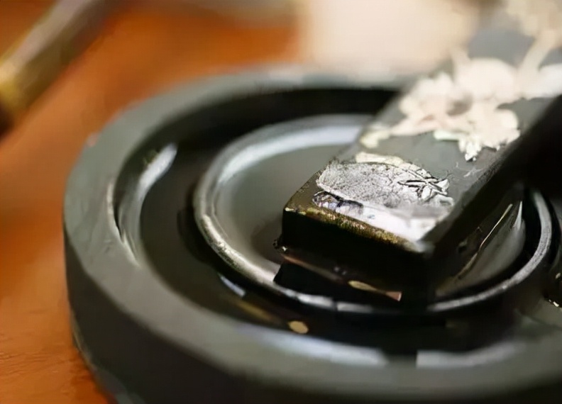 笔墨纸砚是怎么弄出来的,笔墨纸砚各有哪些特征呢