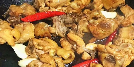 香菇土豆鸡块比烤鸡都好吃,非常好吃的土豆炖鸡块你学会了吗