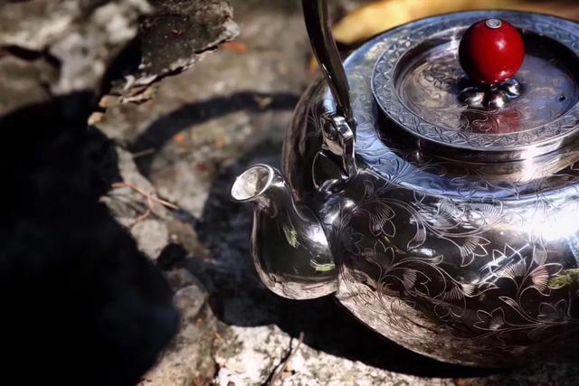 银壶银杯煮茶喝茶好吗,泡茶为什么用银壶煮水比较好