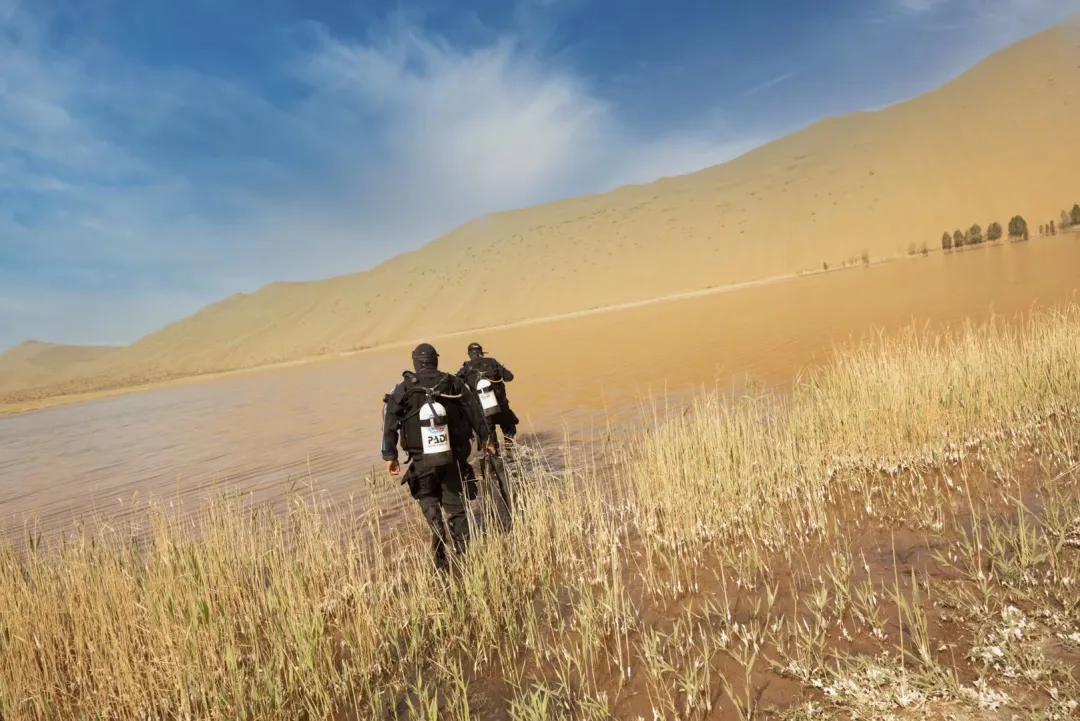 到巴丹吉林沙漠双色湖的路,去巴丹吉林沙漠玩要注意什么