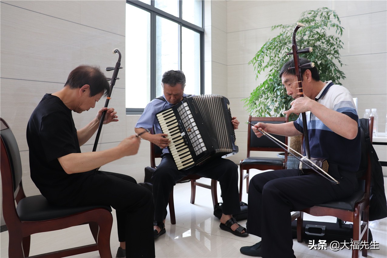 钢铁年代战友重逢,钢铁情怀