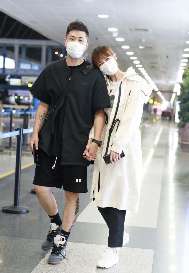 李艾穿阔腿裤,李艾穿抹胸裙出席活动