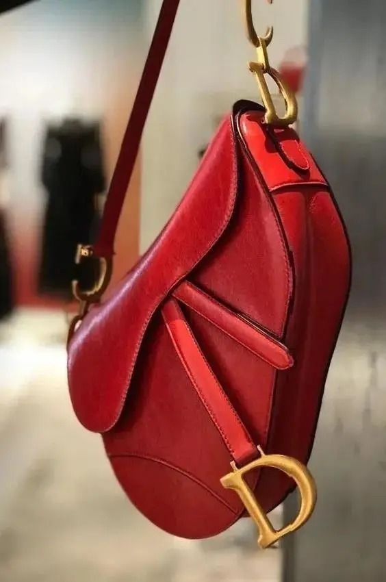 超级显白的色系穿搭快get起来吧,今年流行的亮色系穿搭叫什么