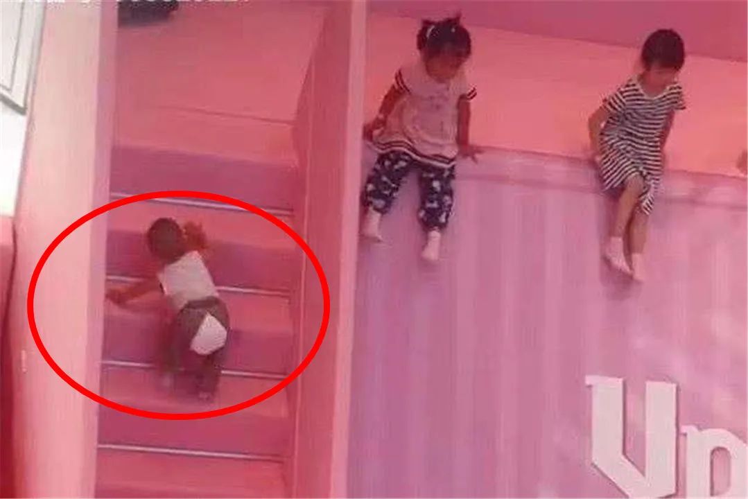 儿童纸尿裤滑滑梯,穿纸尿裤的宝宝滑滑梯