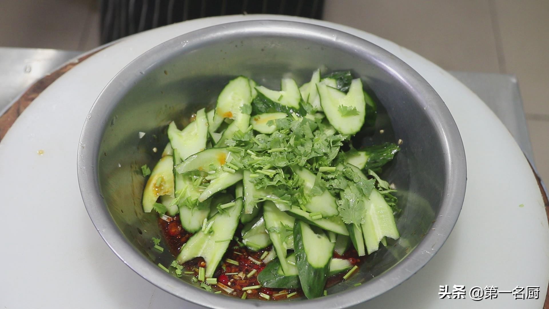 酥脆爽口的拌黄瓜这样做才够味,黄瓜怎样拌最好吃又快又简单