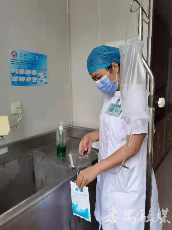 有了降温马甲,妈妈再也不用担心我中暑了番禺区中心医院“新蕊”志愿队为外出核酸采样队助力