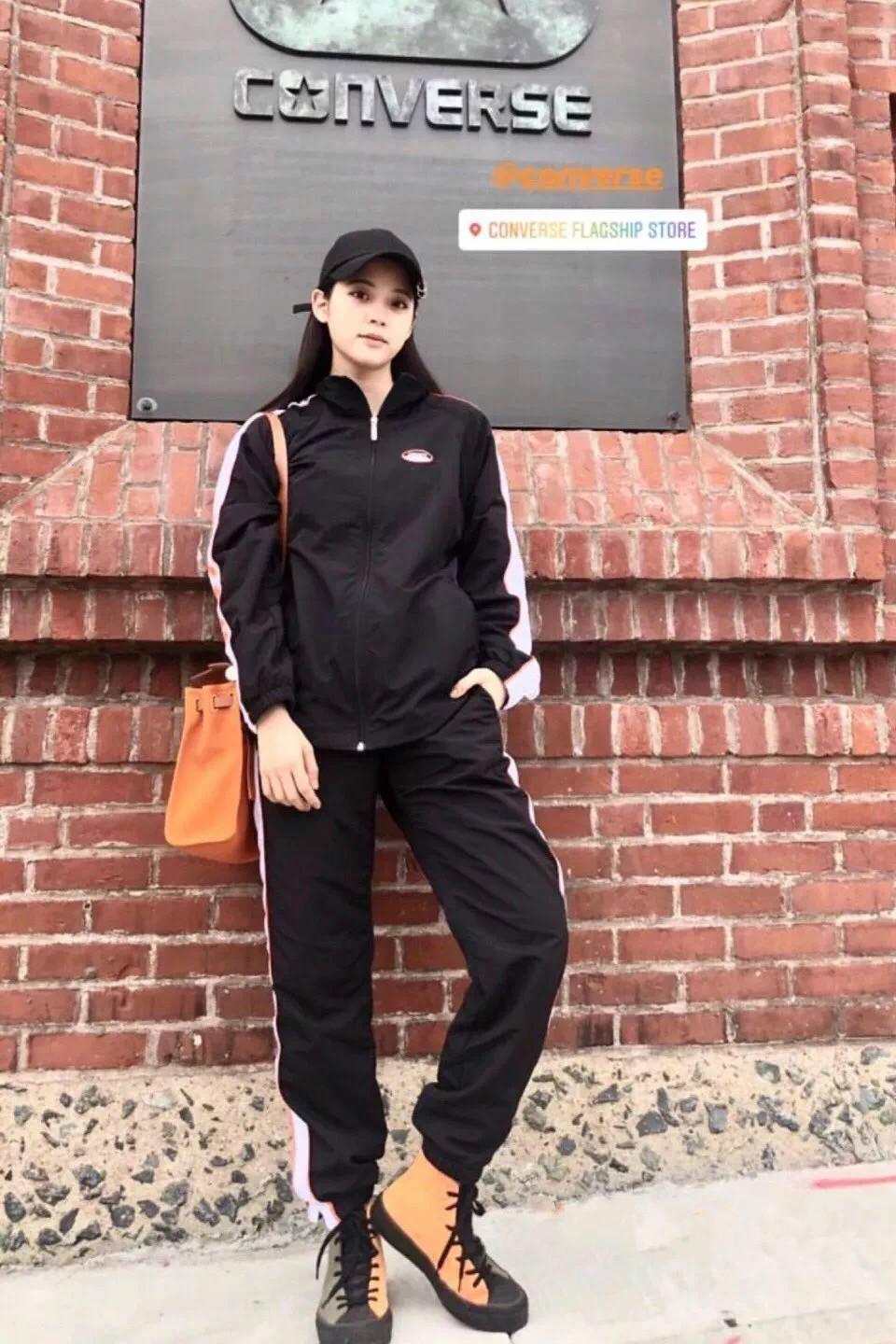 杨丞琳冻龄回到18岁,李荣浩演唱会杨丞琳露背长裙