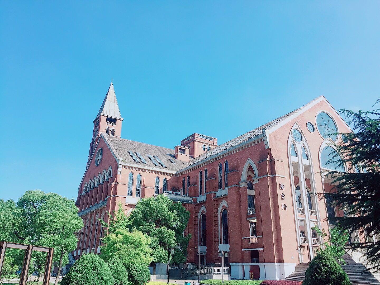 武汉这个美得像城堡一样的大学,你打卡了吗?