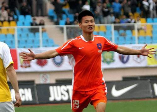 宋文杰试训鲁能完整视频,国足前锋张玉宁停球