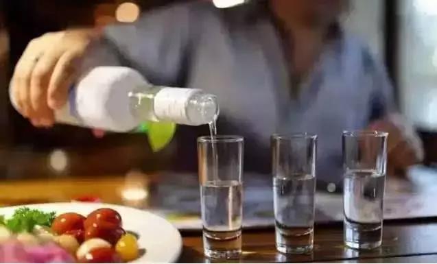 喝了这么多年啤酒原来都是勾兑的,喝了这么多年的茶是不是骗人的