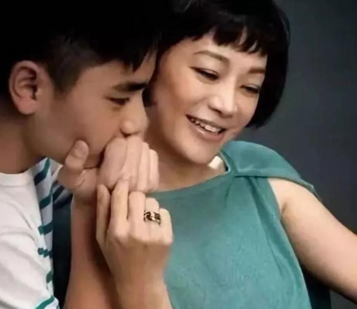 张艾嘉冯咏仪最近照,张艾嘉和儿子合影