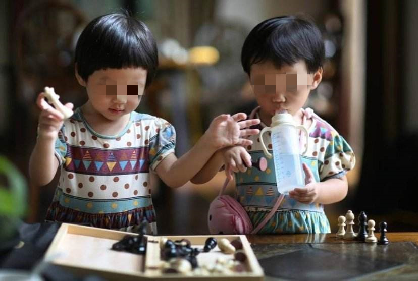 一对双胞胎“两个爸爸”,亲子鉴定师笑了:这比中彩票还难