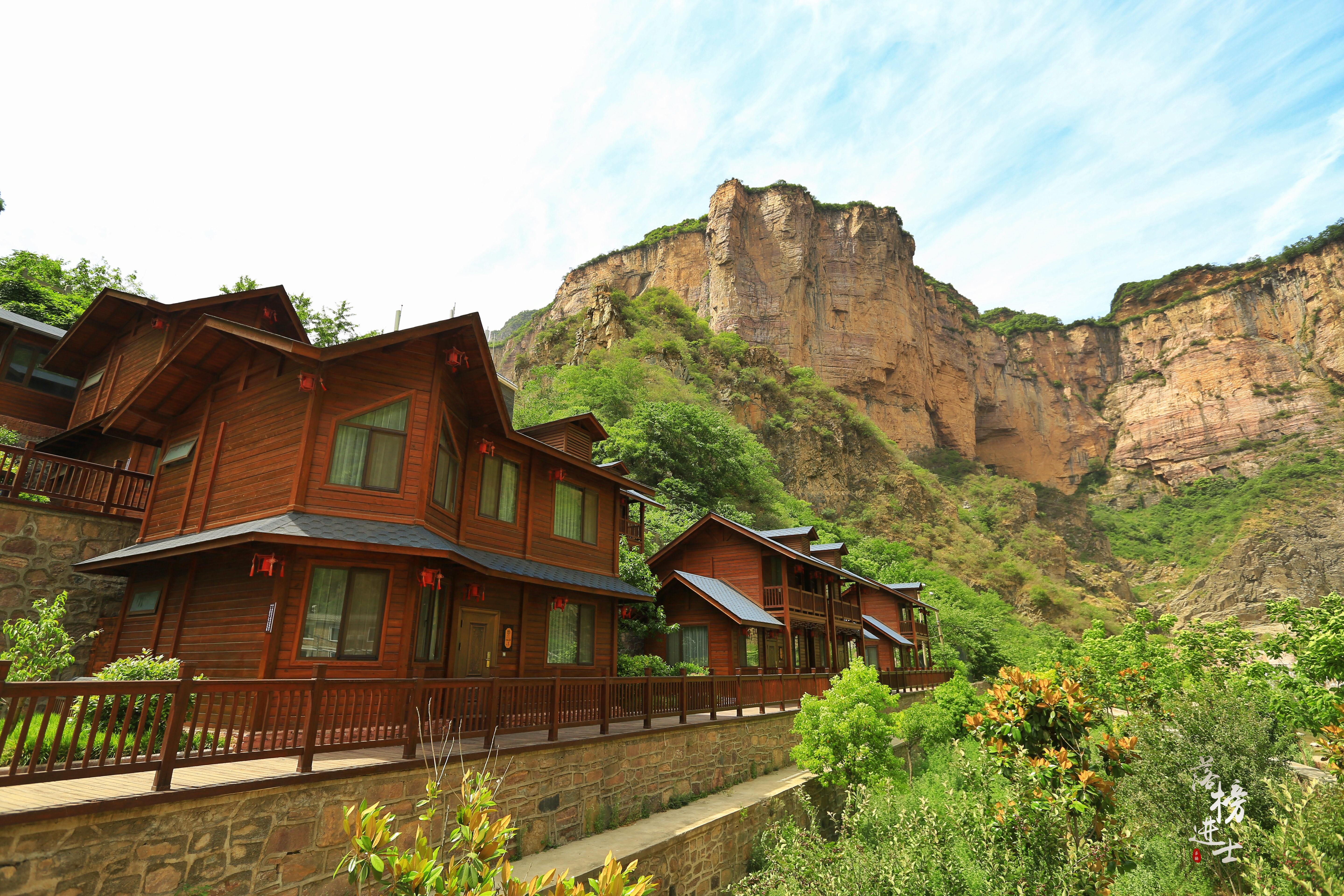 河南有个景区穿过山洞里面有瀑布,河南这个景区名字土得掉渣