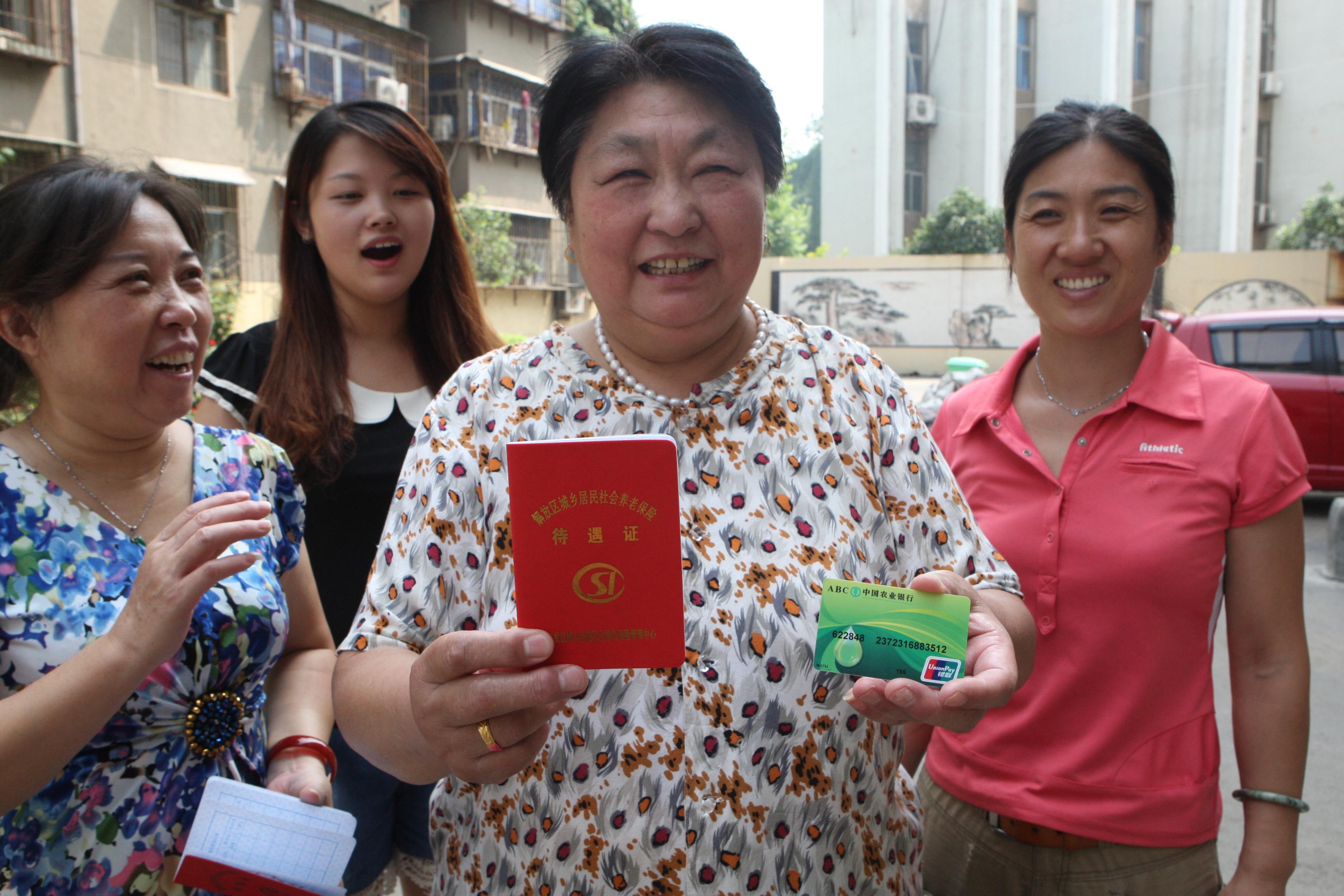 到了退休年龄怎么办理领取养老金,交社保10年到退休年龄能办退休吗