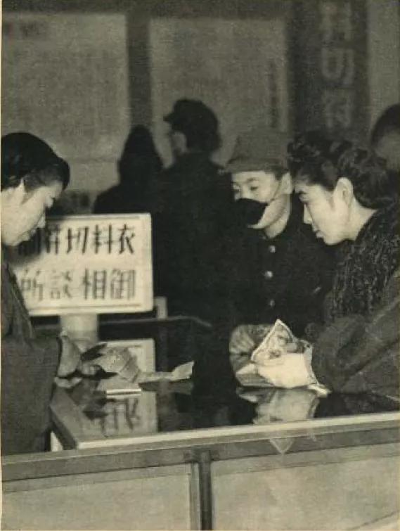 战火中的日本人有多惨？小学生都要当苦力