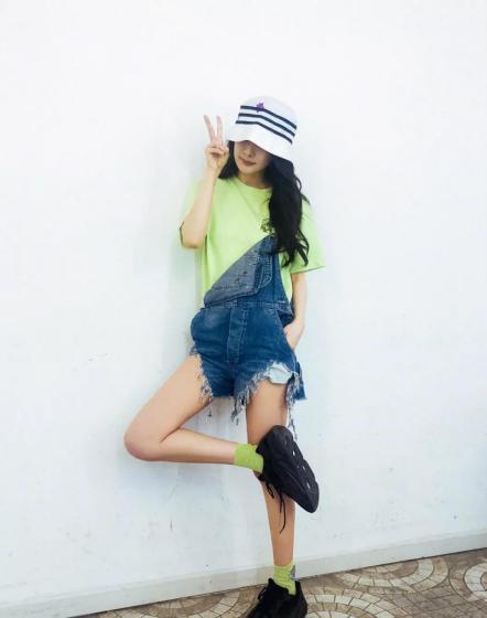 微胖女人穿T恤时,要记住“4不要”,不然显胖还显矮,很没气质