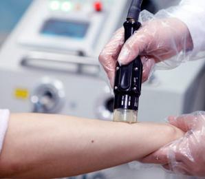 小孩脚部白癜风,小孩湿疹后擦药导致白癜风