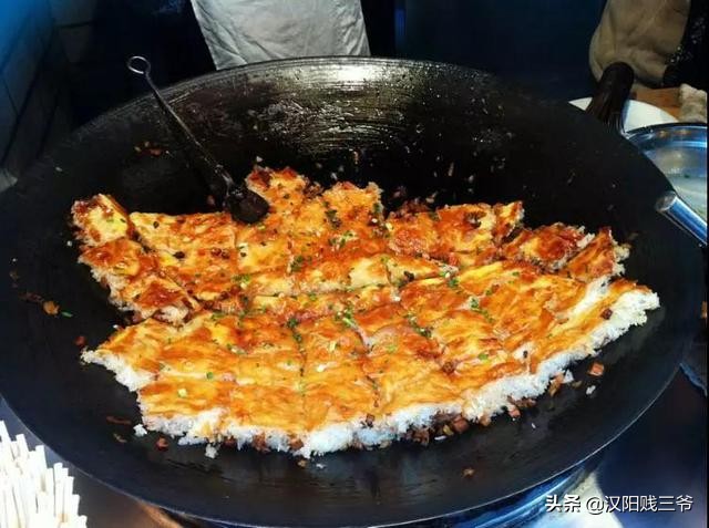 武汉人的过早莫过于一碗热干面,一碗热干面是武汉人最顽强的味道