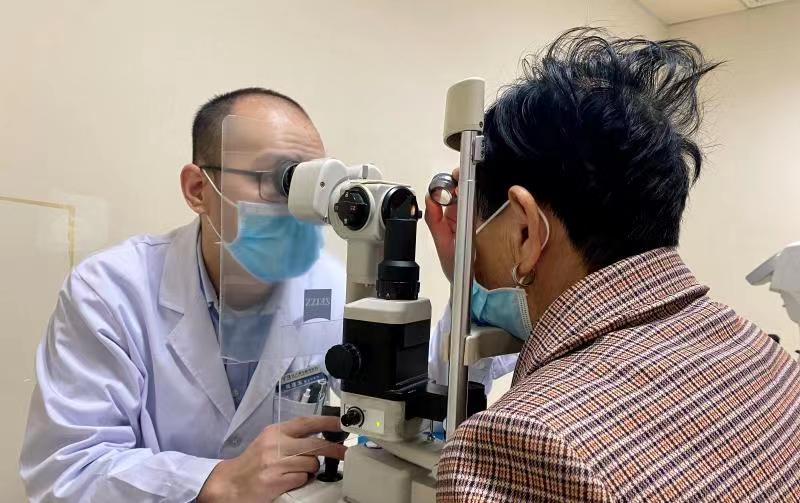 农妇劈柴伤眼仅用碘伏“消毒”拖延20余天才上医院险失光明