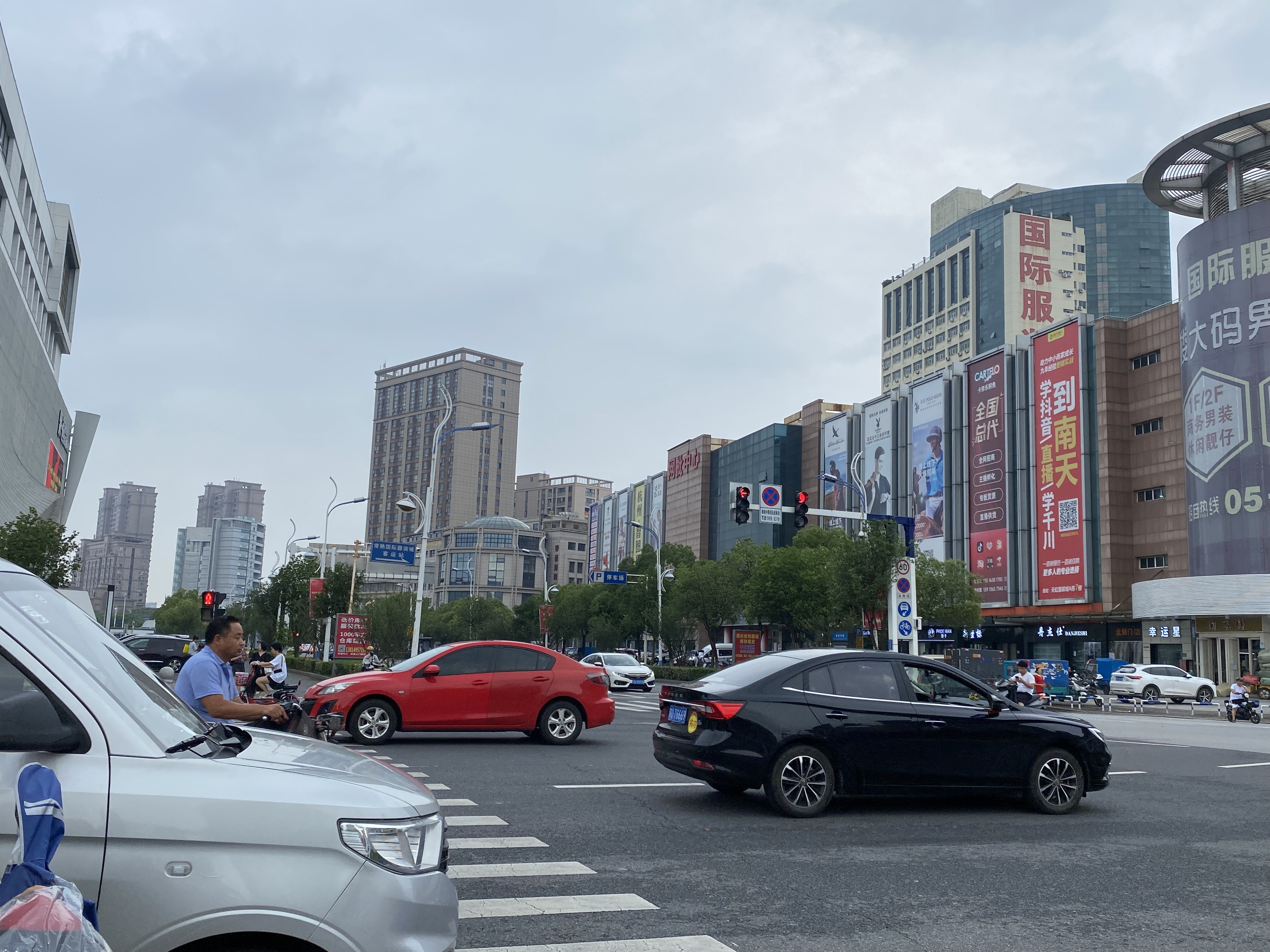 品牌尾货女装剪标清仓,剪标尾货正品女装秋冬