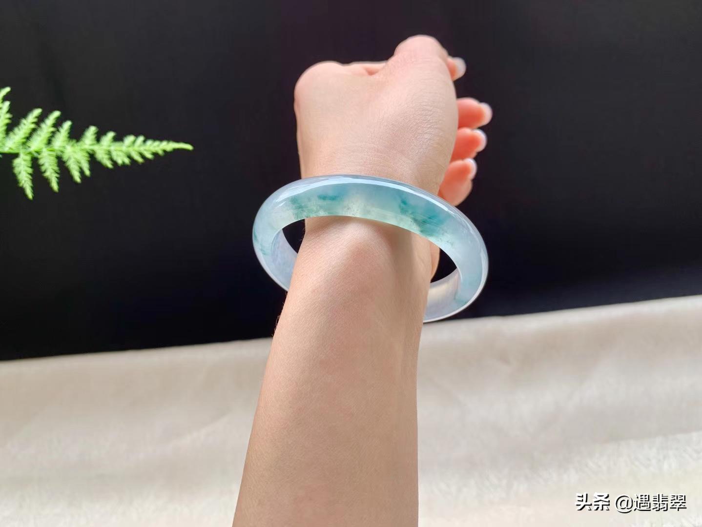 豆种飘蓝花翡翠手镯,冰糯种飘蓝花翡翠手镯值多少钱