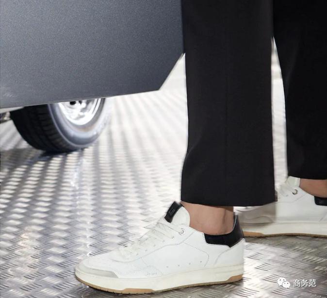 今年最火的10双小白鞋谁穿谁好看,今年最时尚的小白鞋夏天