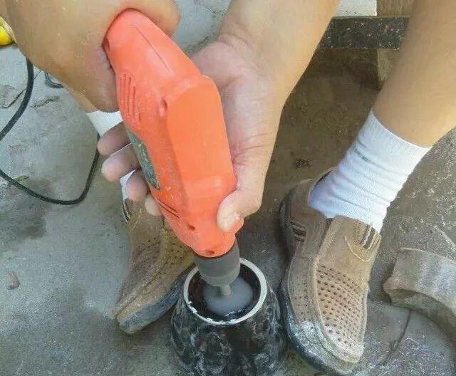 利用酒瓶做花盆的视频,酒瓶切割做花盆不用电动工具打孔