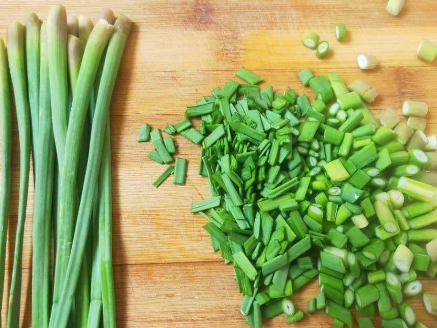 腌制蒜苔需要凉水慢泡吗,腌制又脆又好吃的蒜苔方法