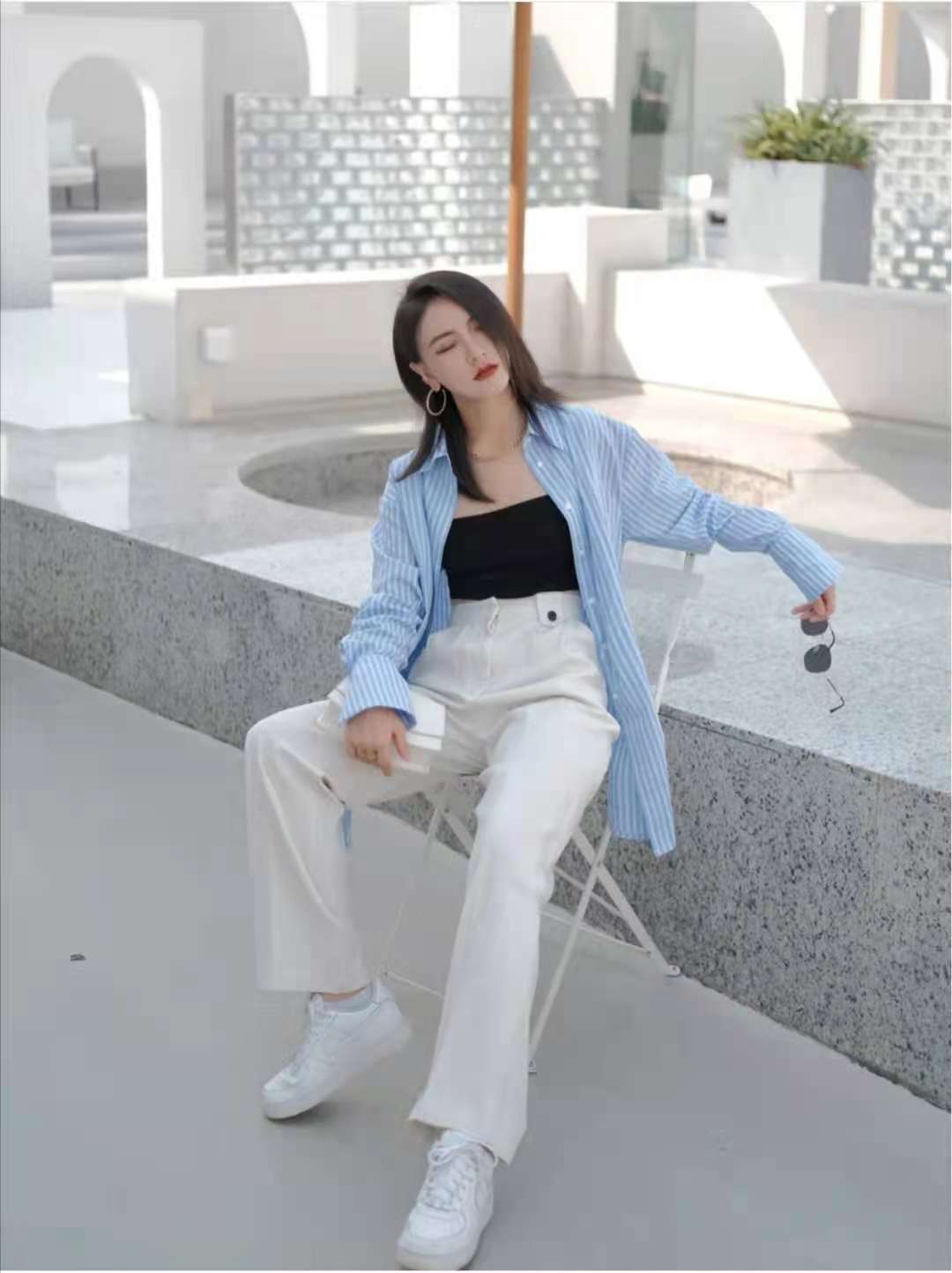 夏天白色阔腿裤搭配什么上衣,白色灯芯绒阔腿裤怎么配上衣