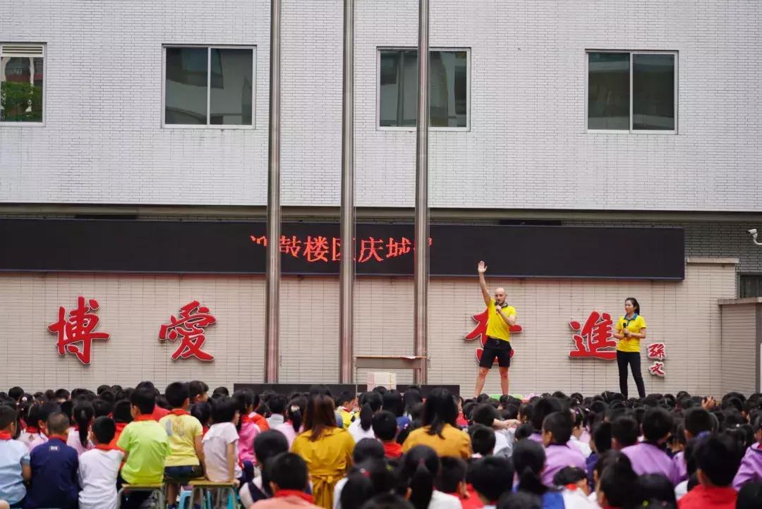 钱塘小、中山小千人晨会，看约克英语外教如何轻松hold住全场！