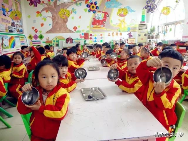 幼儿园教幼儿正确进餐的方法,幼儿园进餐保育员操作流程