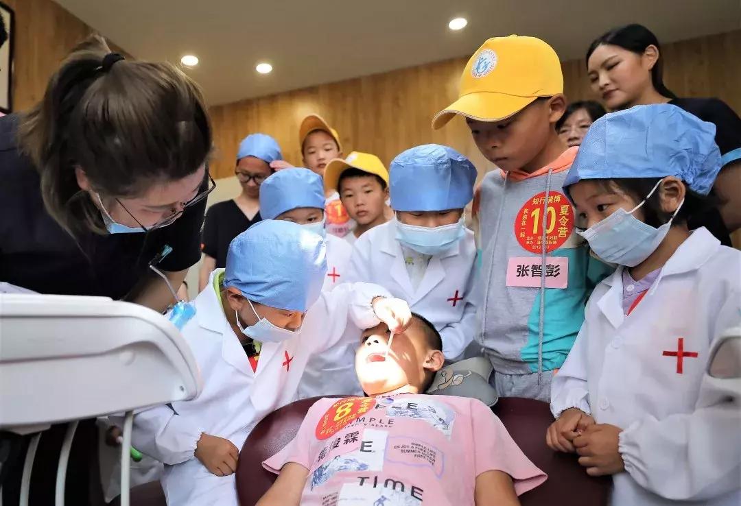 “知行瑞博”和你在一起，体验不一样的夏令营……