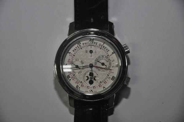 720万名表拍卖背后：公安局长与女下属酒店开房被*拍偷**敲诈，销毁证据后放人